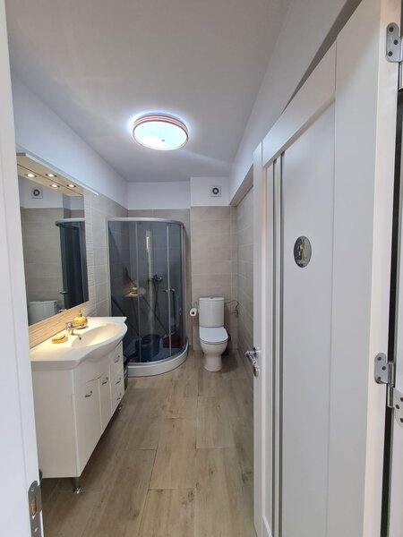 Vand apartament cu afacere.
